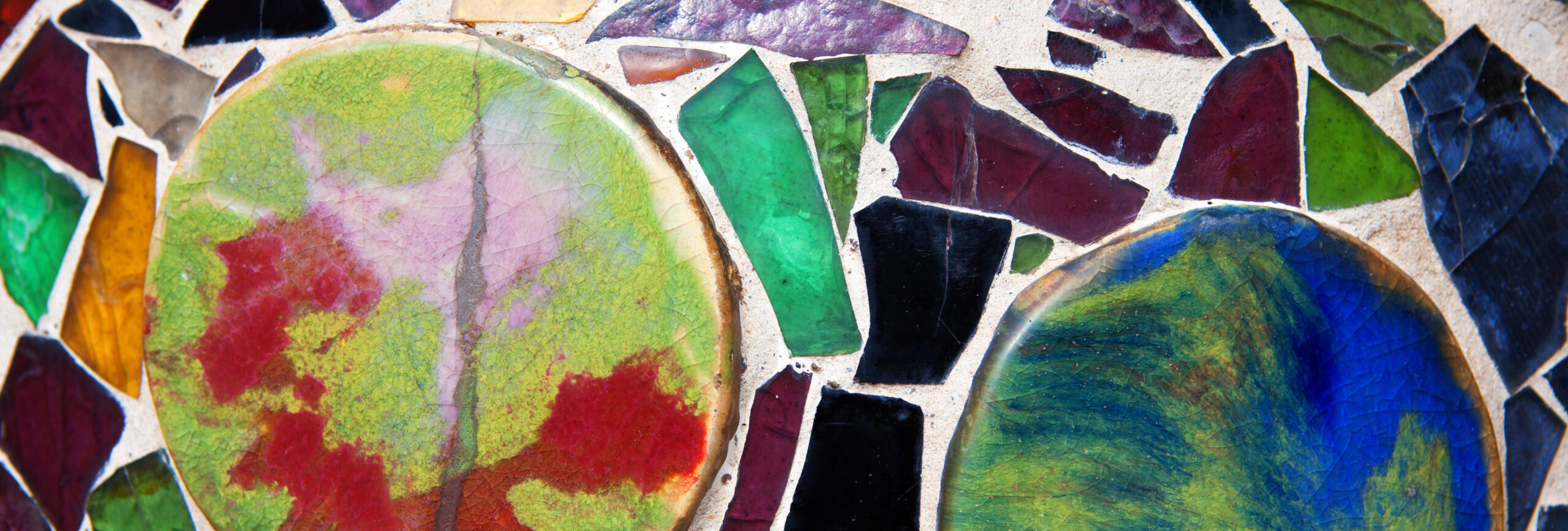 Eine Vielzahl von farbigen Mosaikglassteinen - insysta